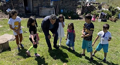 Çocukların Başkan amcası oldu