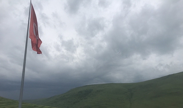 Festivalde Ata'nın silüetine bulut engeli