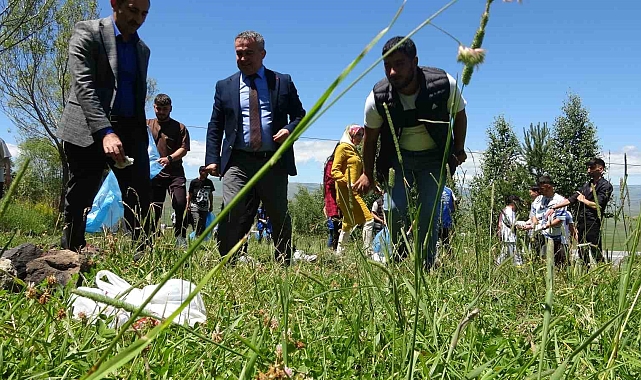 Gençler ormanda çevre temizliği yaptı