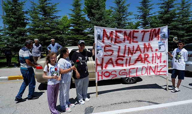 Hacılara pankartlı karşılama