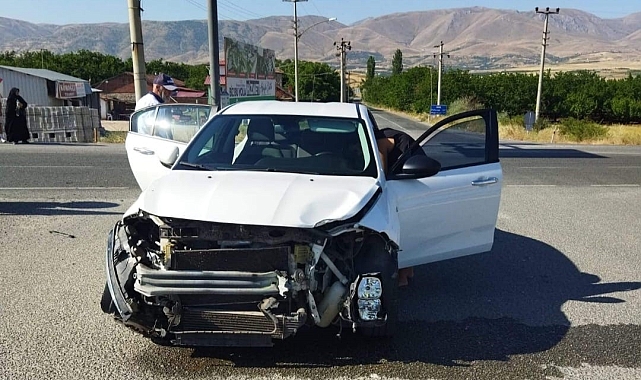 İki otomobil çarpıştı: 1 yaralı