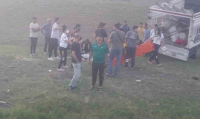 İşçileri taşıyan kamyonet ile otomobil çarpıştı: 12 yaralı