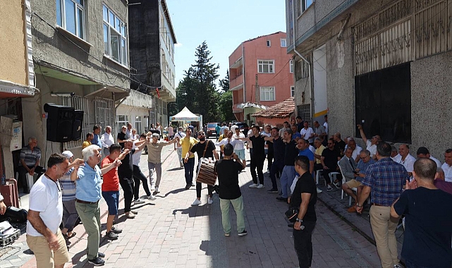 Kentsel dönüşüme giren evlerini davul zurnayla teslim ettiler