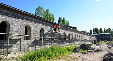 Millet bahçesindeki tarihi binaların restorasyonu devam ediyor