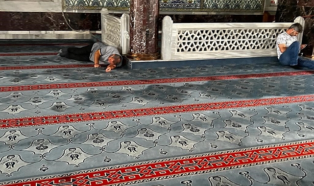 Sıcaktan bunalan vatandaşlar camilerde serinliyor