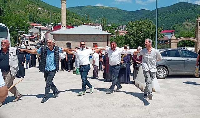 Sıla ziyaretine halaylı kutlama