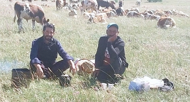 Tezek ateşi başında çay keyfi