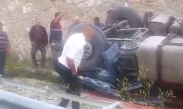 Tır bariyerlere çarparak devrildi