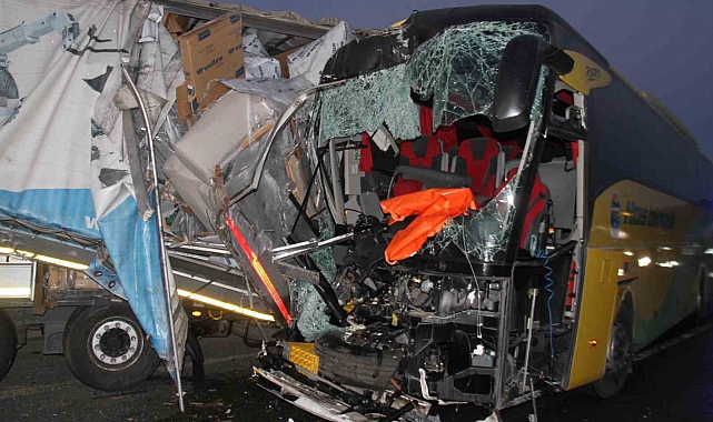 Yolcu otobüsü ile tır çarpıştı: 1 ölü, 32 yaralı