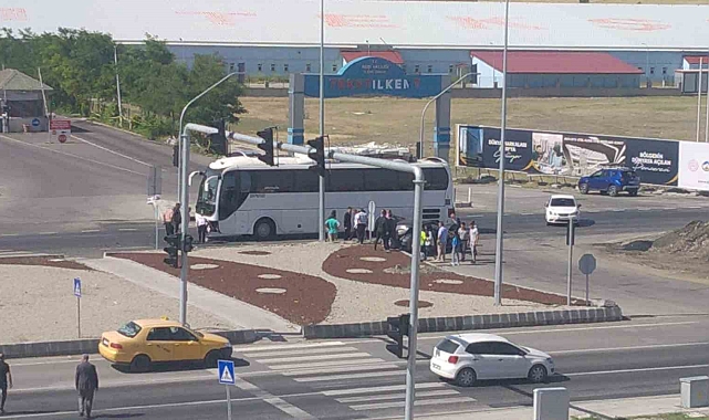 Yolcu otobüsü otomobille çarpıştı; 2 yaralı