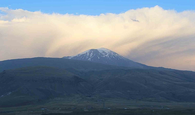 Ağrı Dağı erimeye devam ediyor