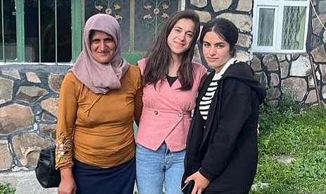 AKI-DER’den YKS il birincisi Helin Koç’a tebrik ziyareti