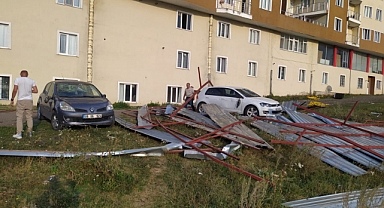 Ardahan’da fırtına çatıları uçurdu, araçlar hasar gördü