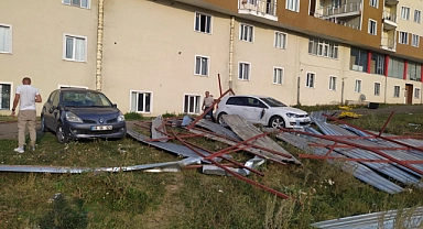 Ardahan’da fırtına çatıları uçurdu, araçlar hasar gördü