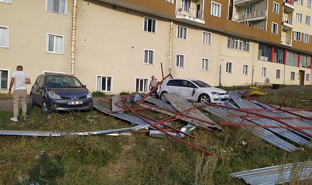 Ardahan’da fırtına çatıları uçurdu, araçlar hasar gördü