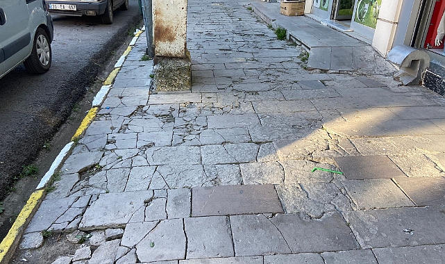 Ardahanlılar bozuk kaldırımların onarılmasını bekliyor