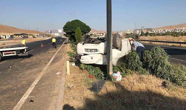 Aydınlatma direğine çarpan otomobil takla attı: 4 yaralı