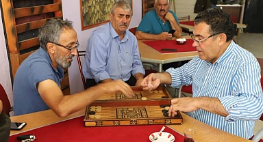 Başkan Demir, vatandaşlarla tavla oynadı