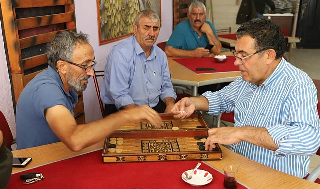 Başkan Demir, vatandaşlarla tavla oynadı