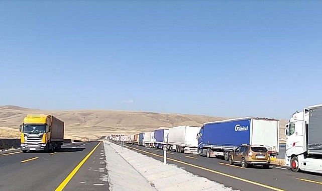 Çıldır-Aktaş Gümrük Kapısı'nda tır kuyruğu