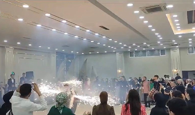 Davulcuların meşaleli şovu