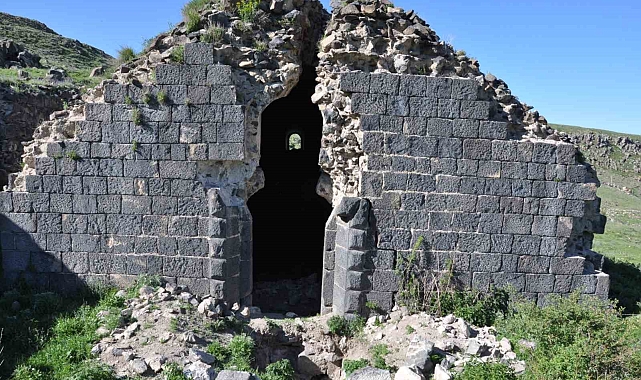 Defineciler kilise de kazılmadık yer bırakmadı