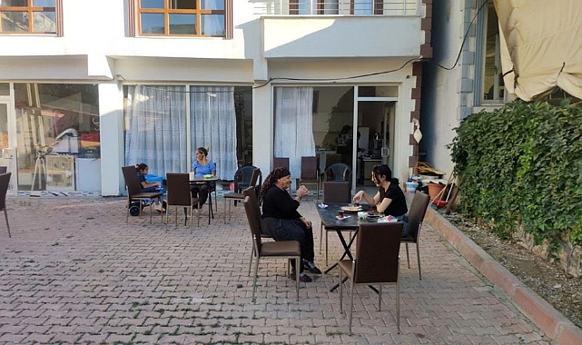 Fadime teyze, enkazdan kurtardığı iki ineğini satarak kendi işinin patronu oldu