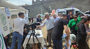 Festivale gelen çocuklara uçurtma dağıttılar