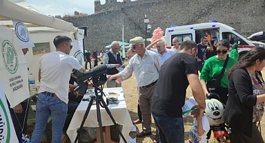 Festivale gelen çocuklara uçurtma dağıttılar