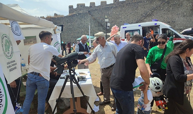 Festivale gelen çocuklara uçurtma dağıttılar