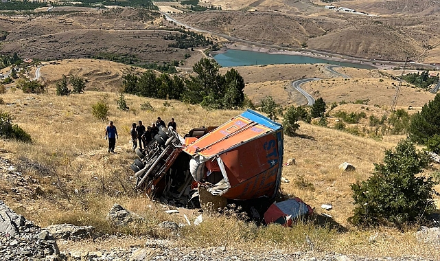 Freni patlayan kamyon şarampole devrildi: 2 ölü, 2 yaralı