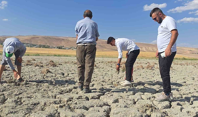 Göl kuraklık nedeniyle tamamen kurudu