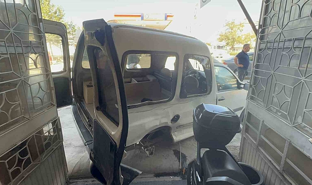 İki araç çarpıştı, birisi sürüklenerek dükkan girdi: 2 yaralı