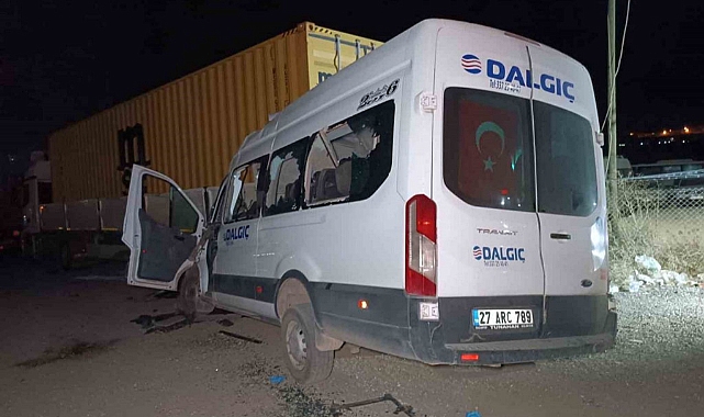İşçi servisi tıra ok gibi saplandı