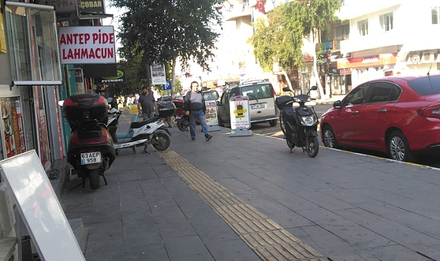 Kaldırımlar motosiklet istilasında