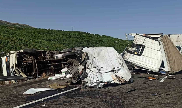 Kamyon ile çarpışan tırın kupası ayrıldı: 1 yaralı