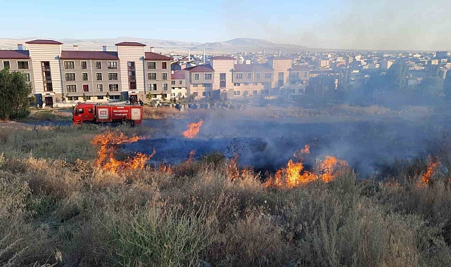Kars'ta 2 ayrı bölgede örtü yangını