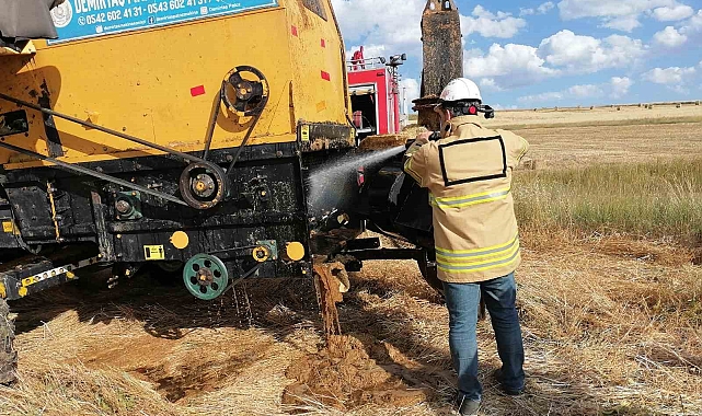 Kars'ta aşırı sıcaktan biçerdöverde yangın çıktı