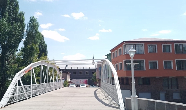 Kars'ta tarihi Demir Köprü'nün ışıklandırılması yapıldı