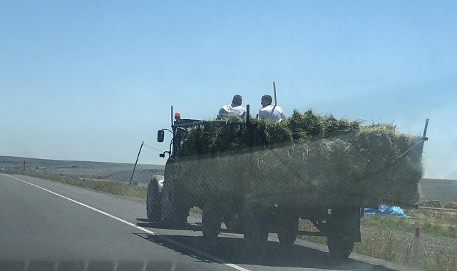 Kars&#039;ta traktör römorkunda tehlikeli yolculuk