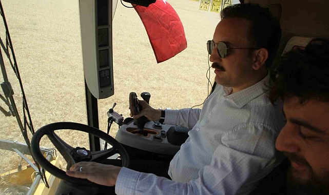 Kaymakam biçerdöverle hasat yaptı