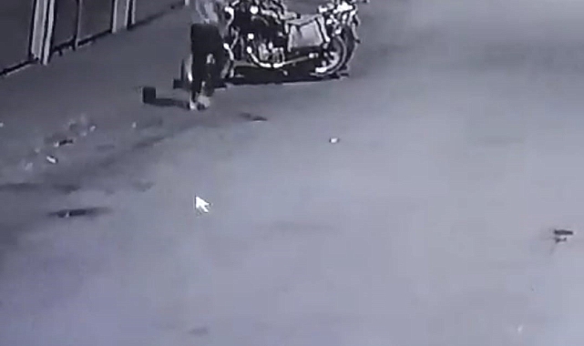 Motosiklet hırsızlığı güvenlik kamerasına yansıdı