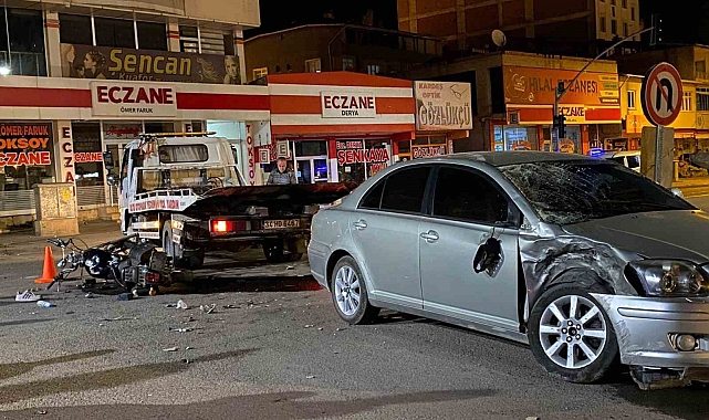 Motosiklet otomobille çarpıştı: 1 ölü 1 yaralı