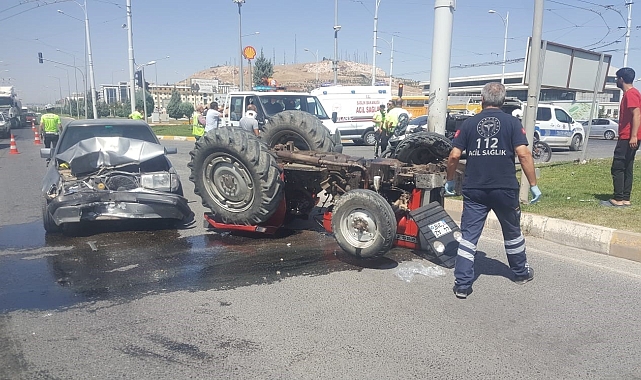 Otomobil ile traktör çarpıştı: 2 yaralı