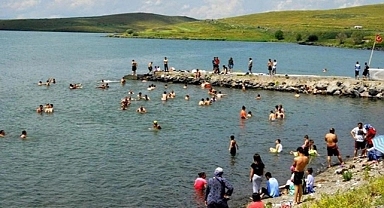 Piknikçiler, yazın tadını doyasıya çıkarıyor