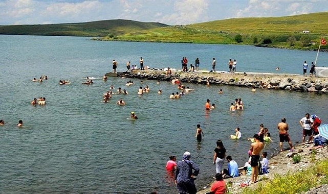 Piknikçiler, yazın tadını doyasıya çıkarıyor