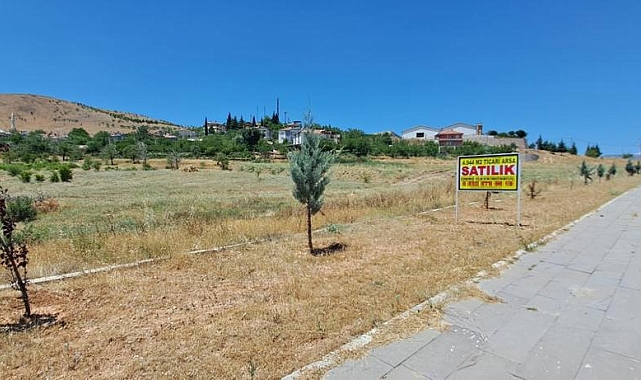 'Satılık arsa' yazılı tabelayı çaldılar