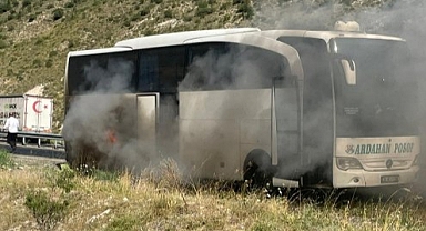 Seyir halindeki yolcu otobüsü alev alev yandı