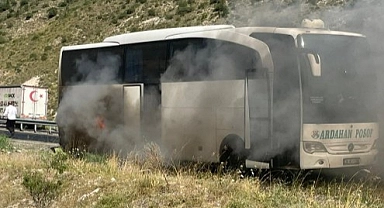 Seyir halindeki yolcu otobüsü alev alev yandı