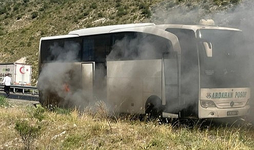 Seyir halindeki yolcu otobüsü alev alev yandı